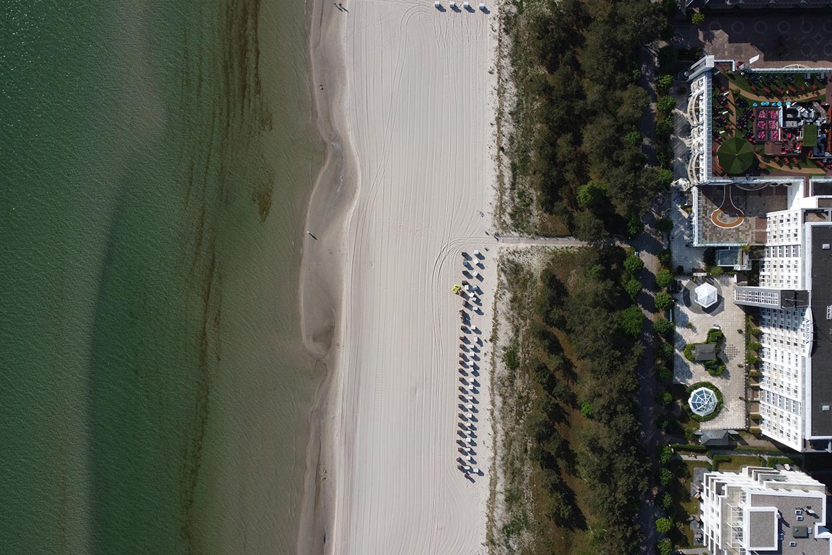Blick auf den Sandstrand von Binz – Rugard Thermal Strandhotel nutzt Regenwasser für Gartenbewässerung mit 12.500-Liter-Tank