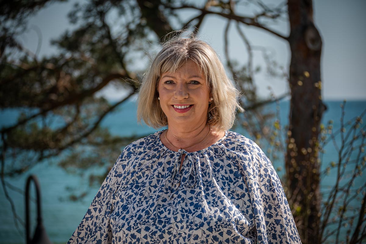 Rachel Armstrong bei Sonnenschein am Strandübergang in Binz – Direktorin des Rugard Thermal Strandhotels
