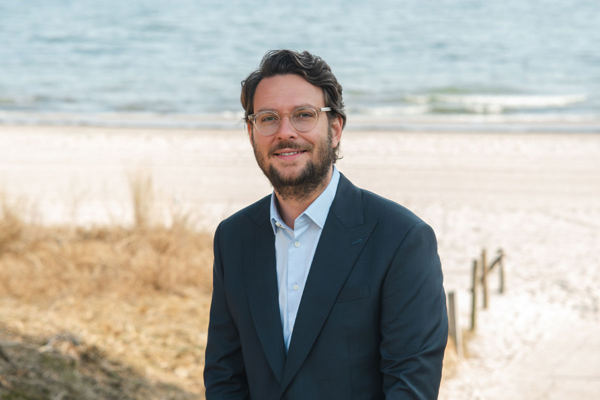 Daniel Hutter am Strand von Binz – Direktor des Rugard Thermal Strandhotels