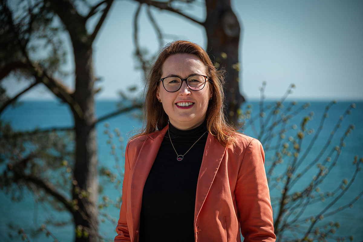 Dorothee Schicht am Strand von Binz mit Wasser und Bäumen im Hintergrund – Assistenz der Direktion im Rugard Thermal Strandhotel