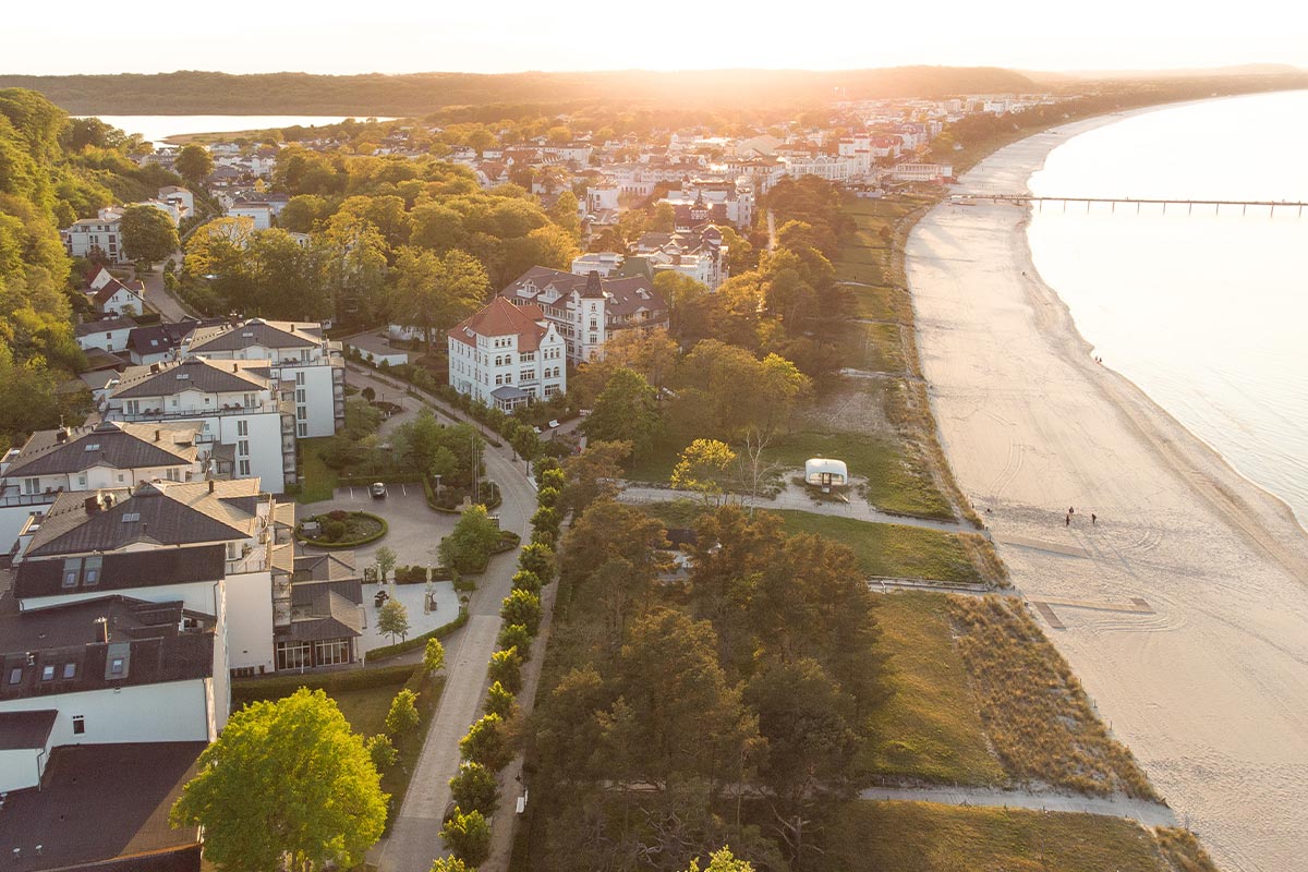 Luftaufnahme der Binzer Strandpromenade bei Sonnenschein – Engagement für Nachhaltigkeit an der Ostsee