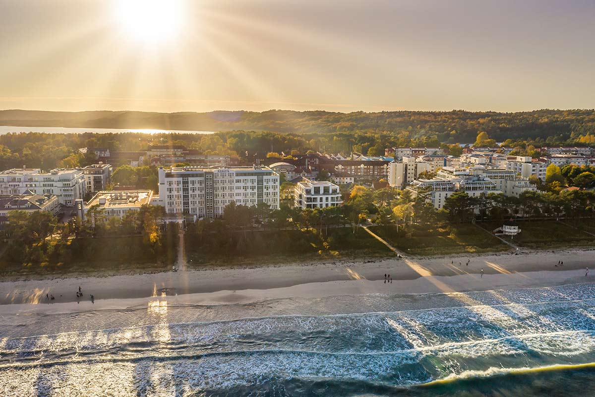 Luftaufnahme des Arkona Strandhotels in Binz – familienfreundliches Hotel mit direktem Strandzugang und eleganter Architektur