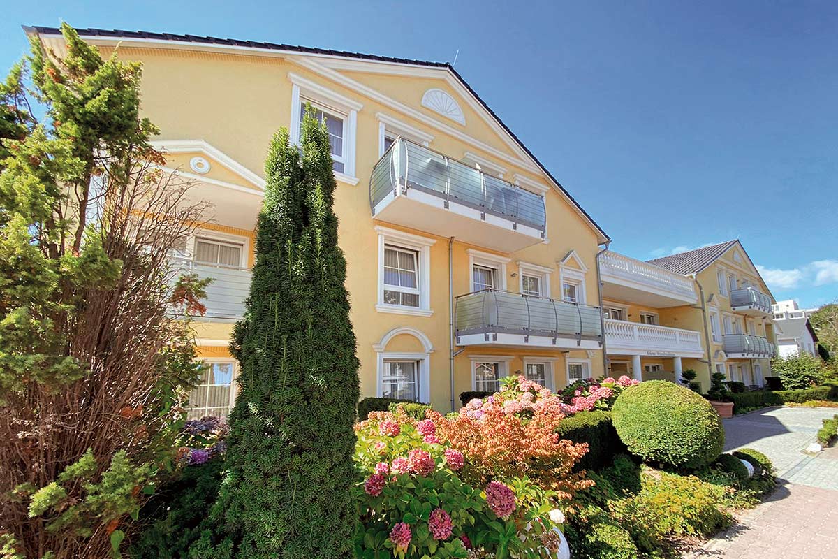 Arkona Strandresidenzen in Binz – gelbes Apartmenthaus mit stilvollen Ferienwohnungen und exklusivem Hotelanschluss