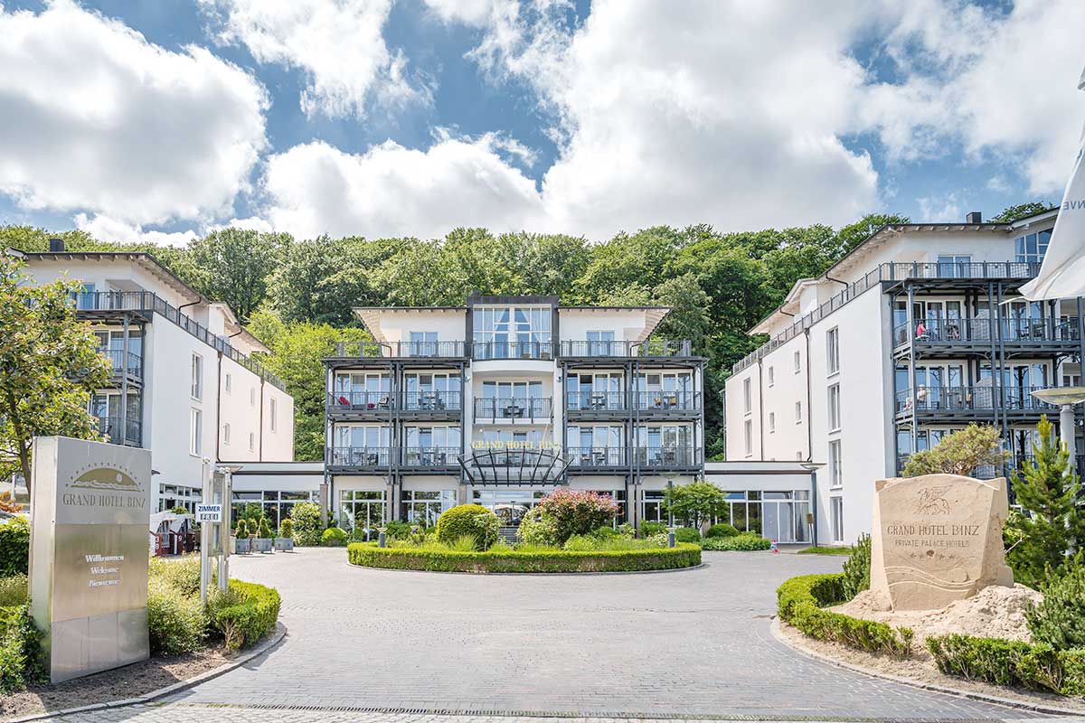 Außenansicht des Grand Hotel Binz – modernes Fünf-Sterne-Hotel in ruhiger Lage mit asiatischer Wellness-Oase