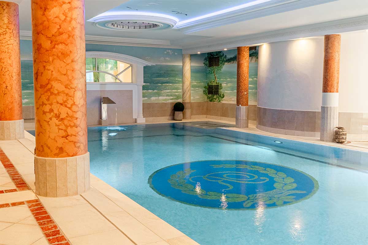 Poolbereich des Rugard Thermal Strandhotels in Binz auf Rügen ideal für Wassergymnastik im Aktivurlaub auf Rügen.