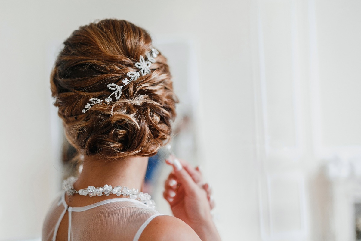 Braut mit eleganter Hochsteckfrisur und Haarschmuck.