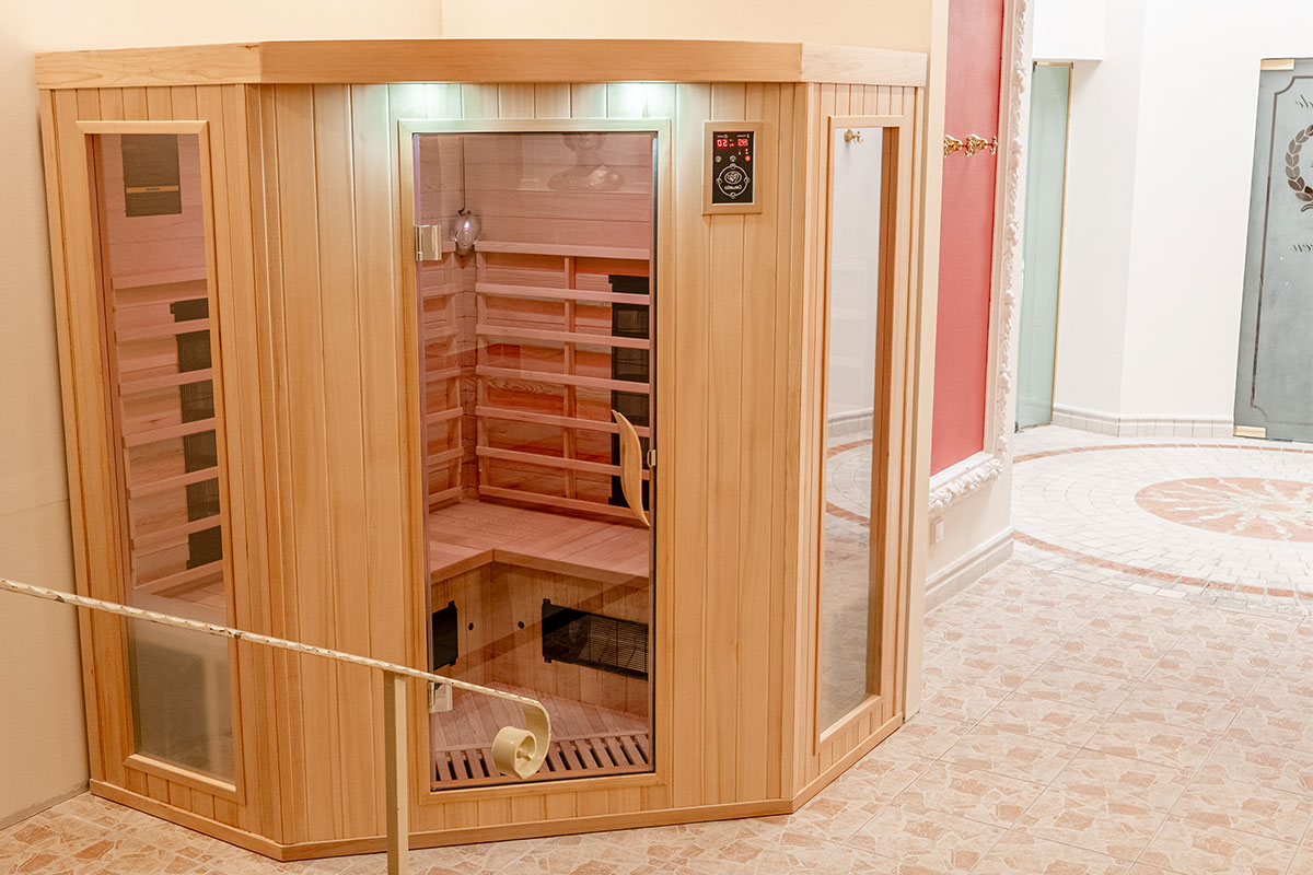 Moderne Infrarotkabine mit Sicht ins Innere steht im lichtdurchfluteten Wellnessbereich des des Rugard Thermal Strandhotels.