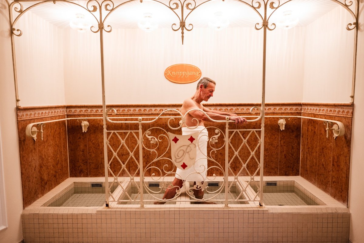 Kneipp water treading pool with playful metal area in the wellness area of the Rugard Thermal Strandhotel.