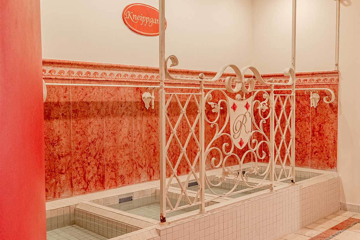 Kneipp-Wassertretbecken mit verspieltem Metallgelände im Wellnessbereich des Rugard Thermal Strandhotels.