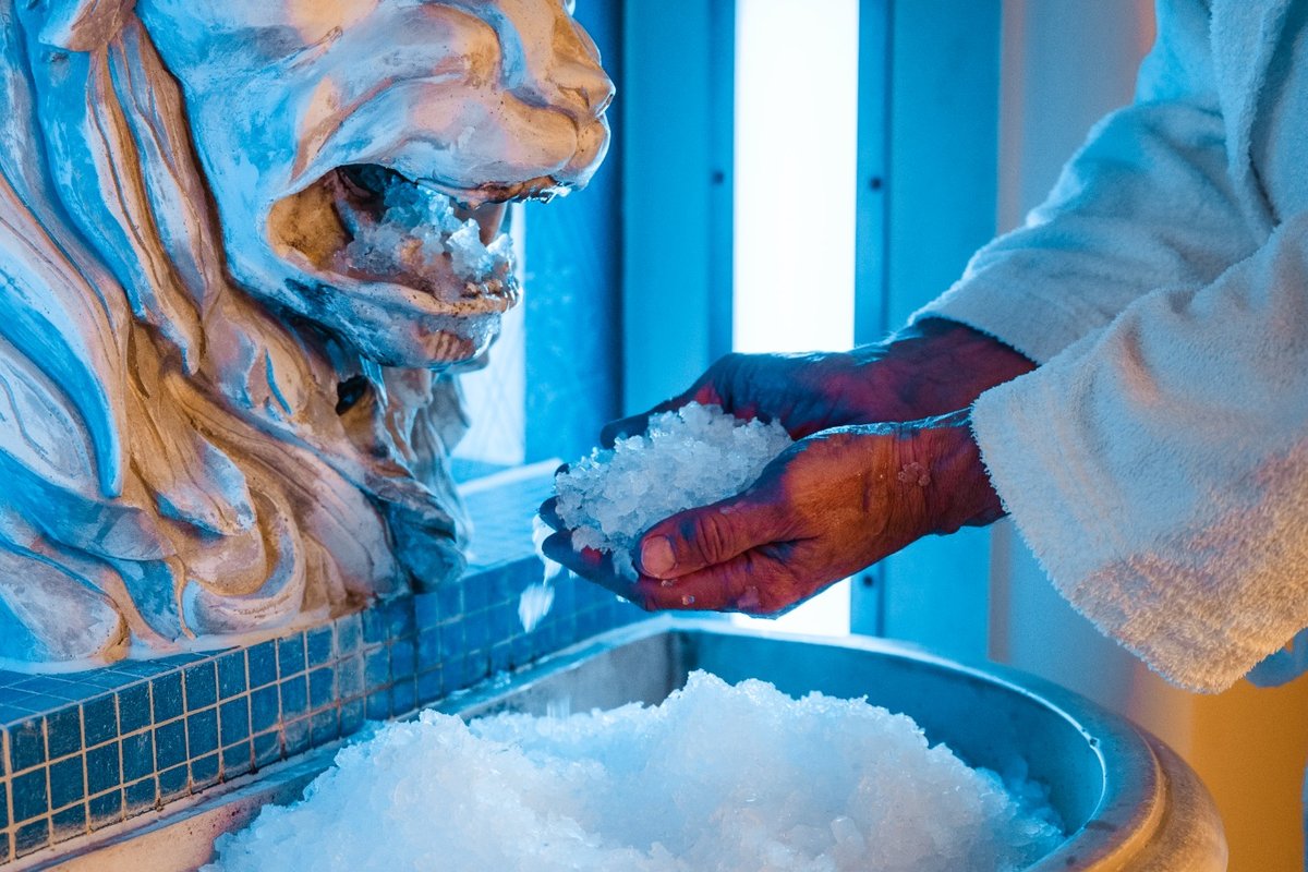 Eisbrunnen zur Abkühlung nach dem Saunagang im Wellnessbereich.