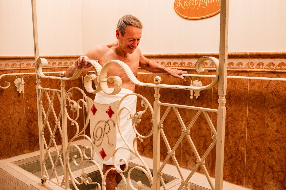 Gast nutzt den Kneippgang im Wellnessbereich des Rugard Strandhotels in Binz.