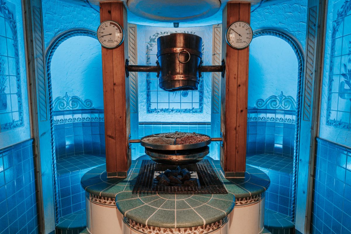 Blick in die Kräutersauna mit Aufgusstopf und gtroockneten Kräutern im Spa des Rugard Thermal Hotels.