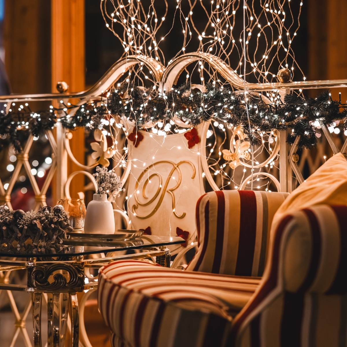 Festively decorated seating area for the 2nd New Year’s Eve party at Rugard Strandhotel Binz on Rügen Island.