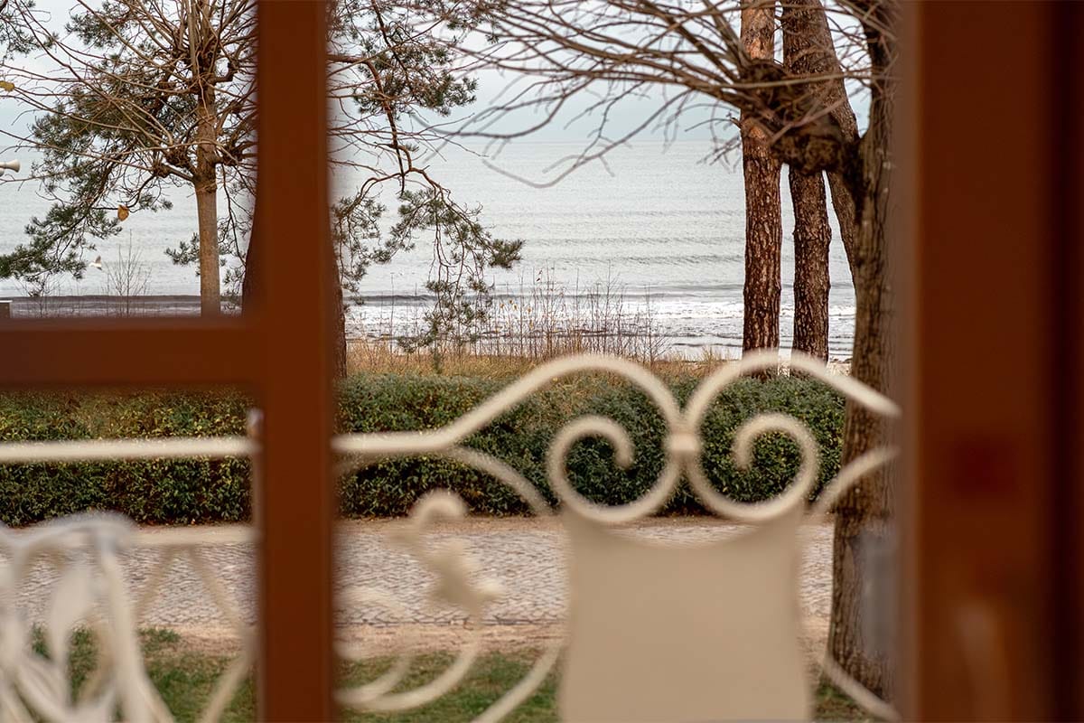 Aussicht auf das Meer durch das Balkongeländer mit weißen Ornamenten im Rugard Thermal Strandhotel Binz